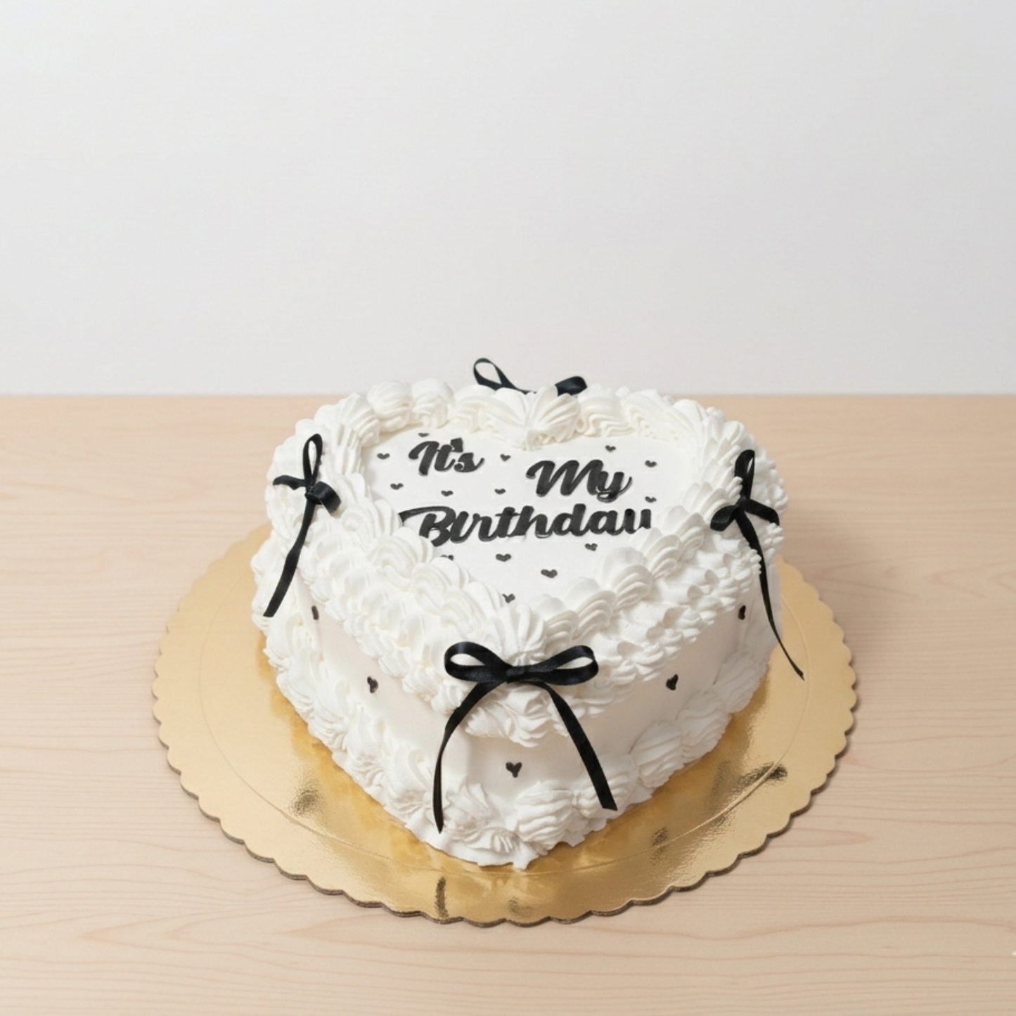 Torta de corazón con decoración coquette